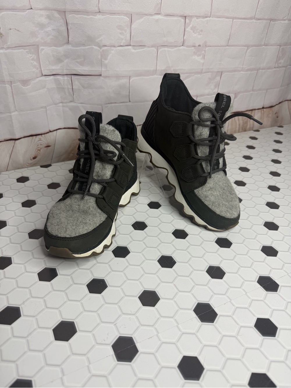 Sorel Kinetic Lace Sneakers Boots Women’s Size 6 Black‎ Gray Felt Waterproof